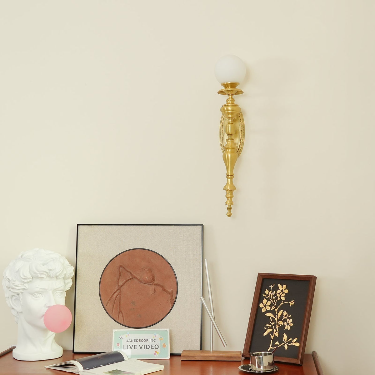 Lampada da parete corpo in ottone scolpito paralume sferico classico elegante