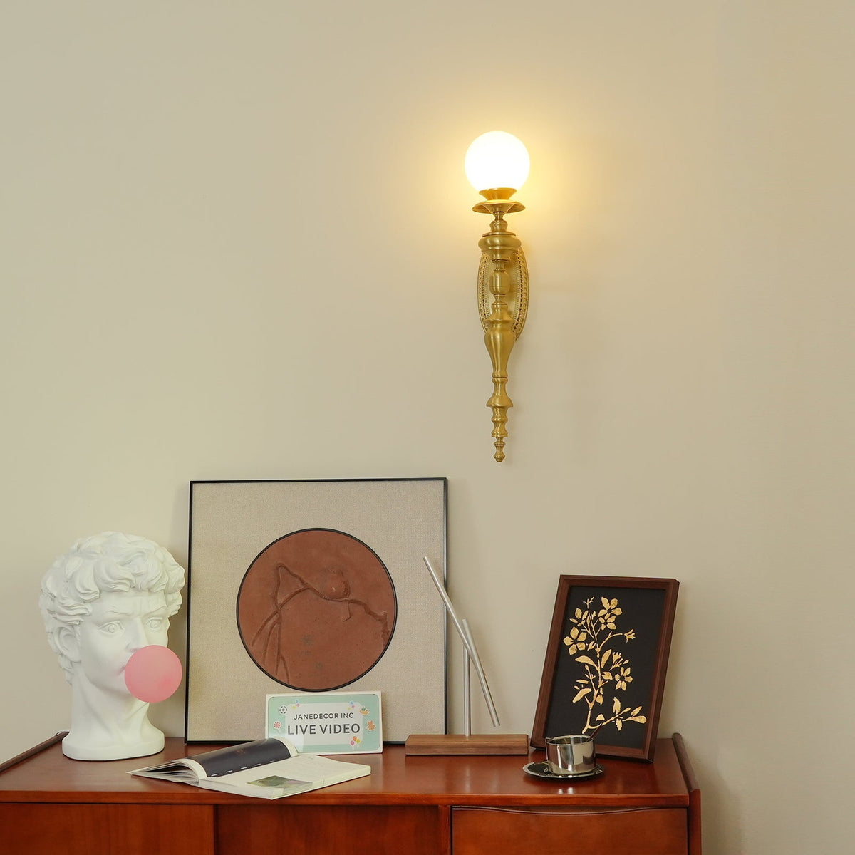 Lampada da parete corpo in ottone scolpito paralume sferico classico elegante