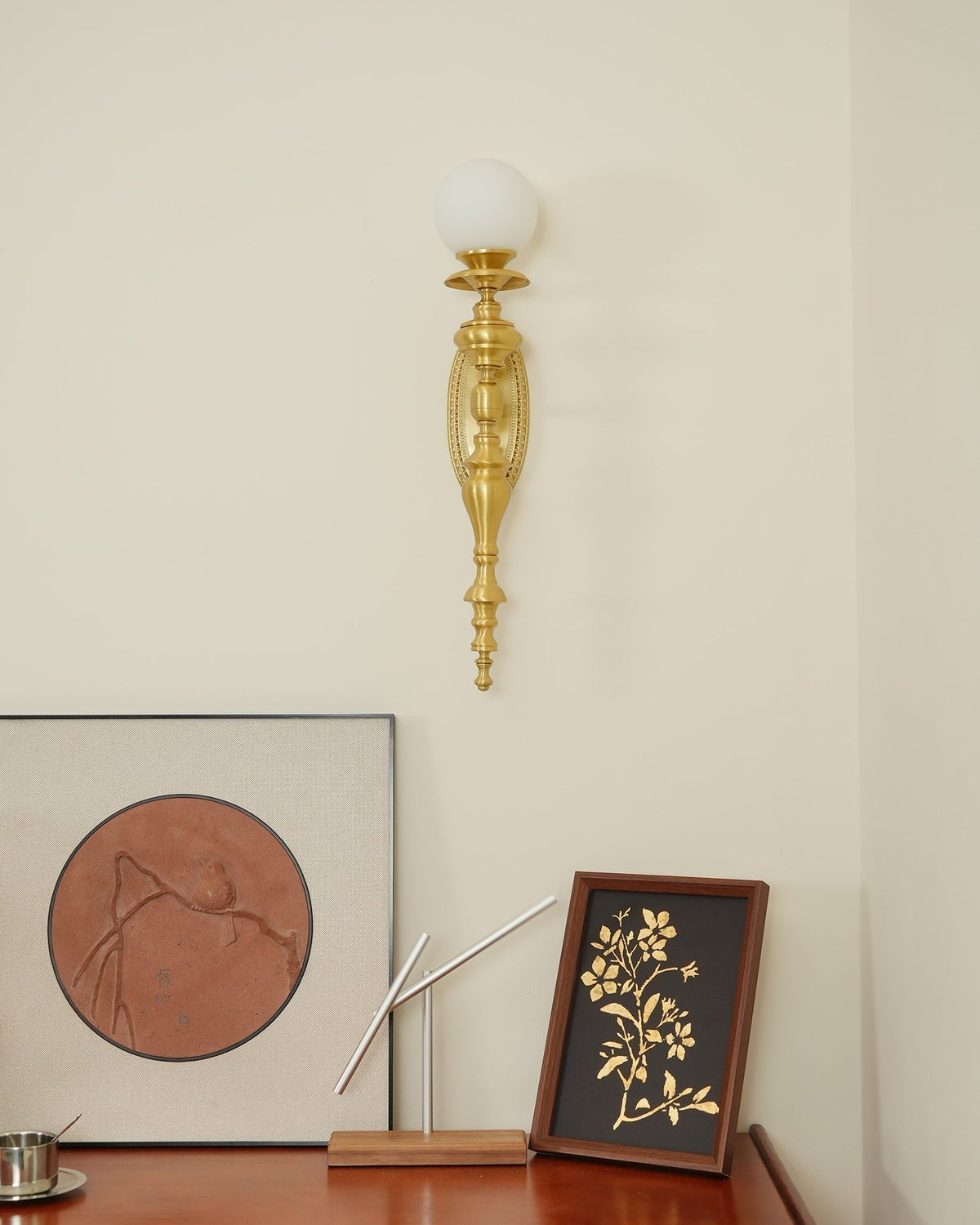 Lampada da parete corpo in ottone scolpito paralume sferico classico elegante