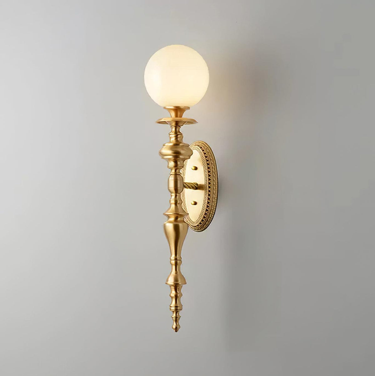Lampada da parete corpo in ottone scolpito paralume sferico classico elegante
