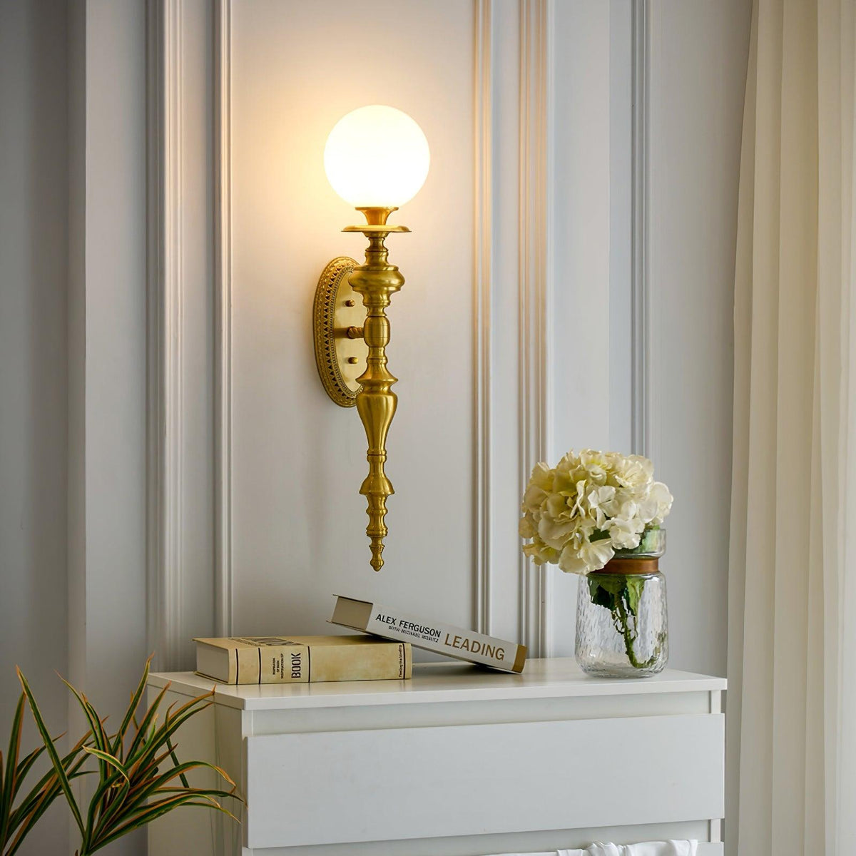 Lampada da parete corpo in ottone scolpito paralume sferico classico elegante
