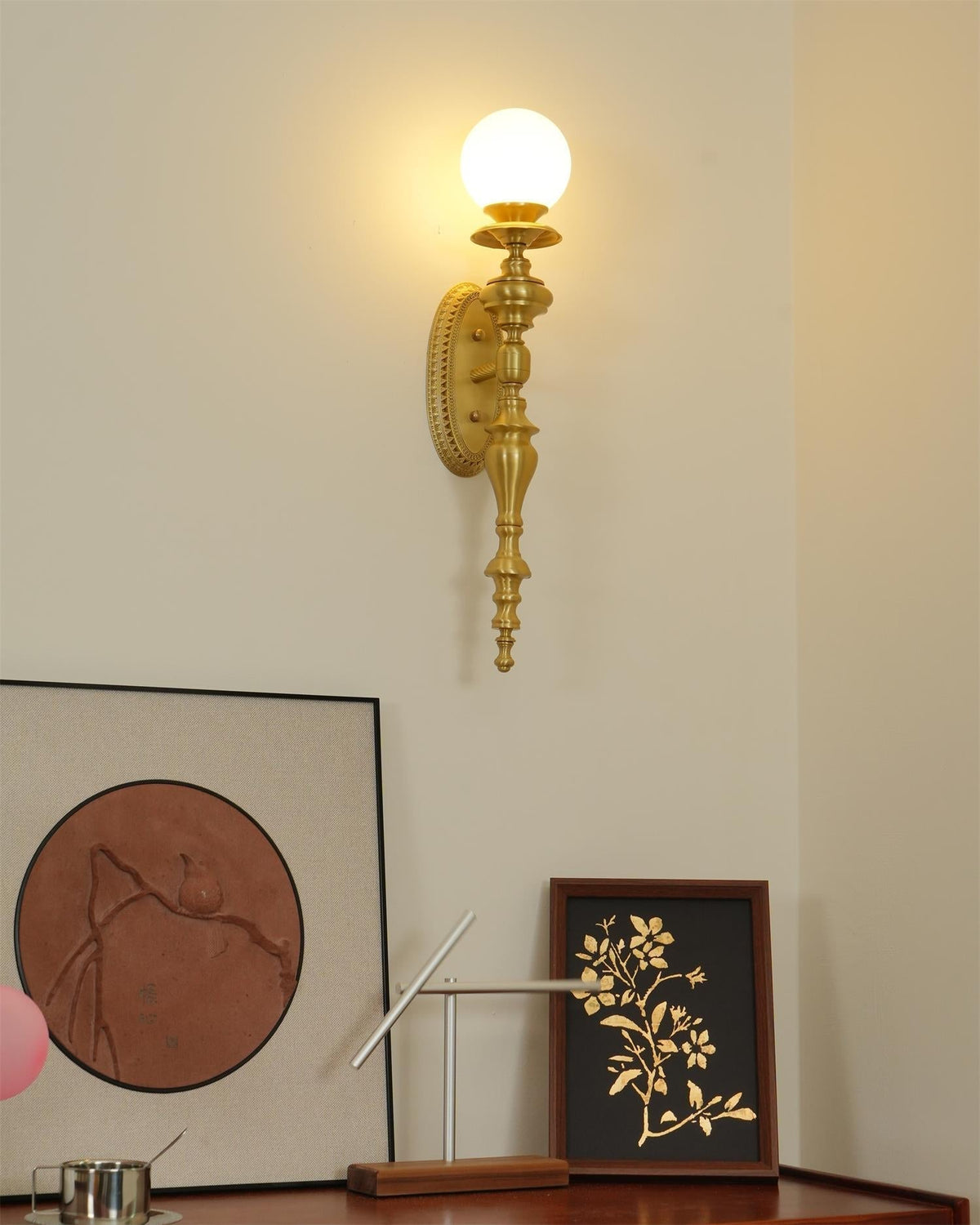 Lampada da parete corpo in ottone scolpito paralume sferico classico elegante