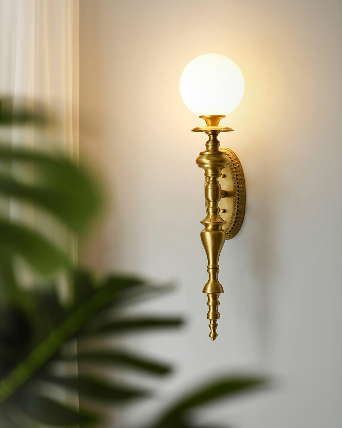 Lampada da parete corpo in ottone scolpito paralume sferico classico elegante