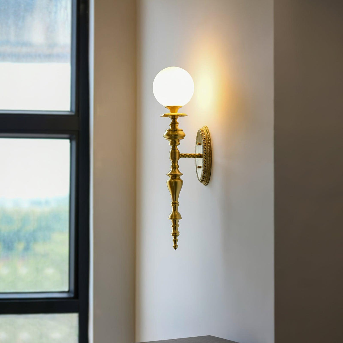 Lampada da parete corpo in ottone scolpito paralume sferico classico elegante