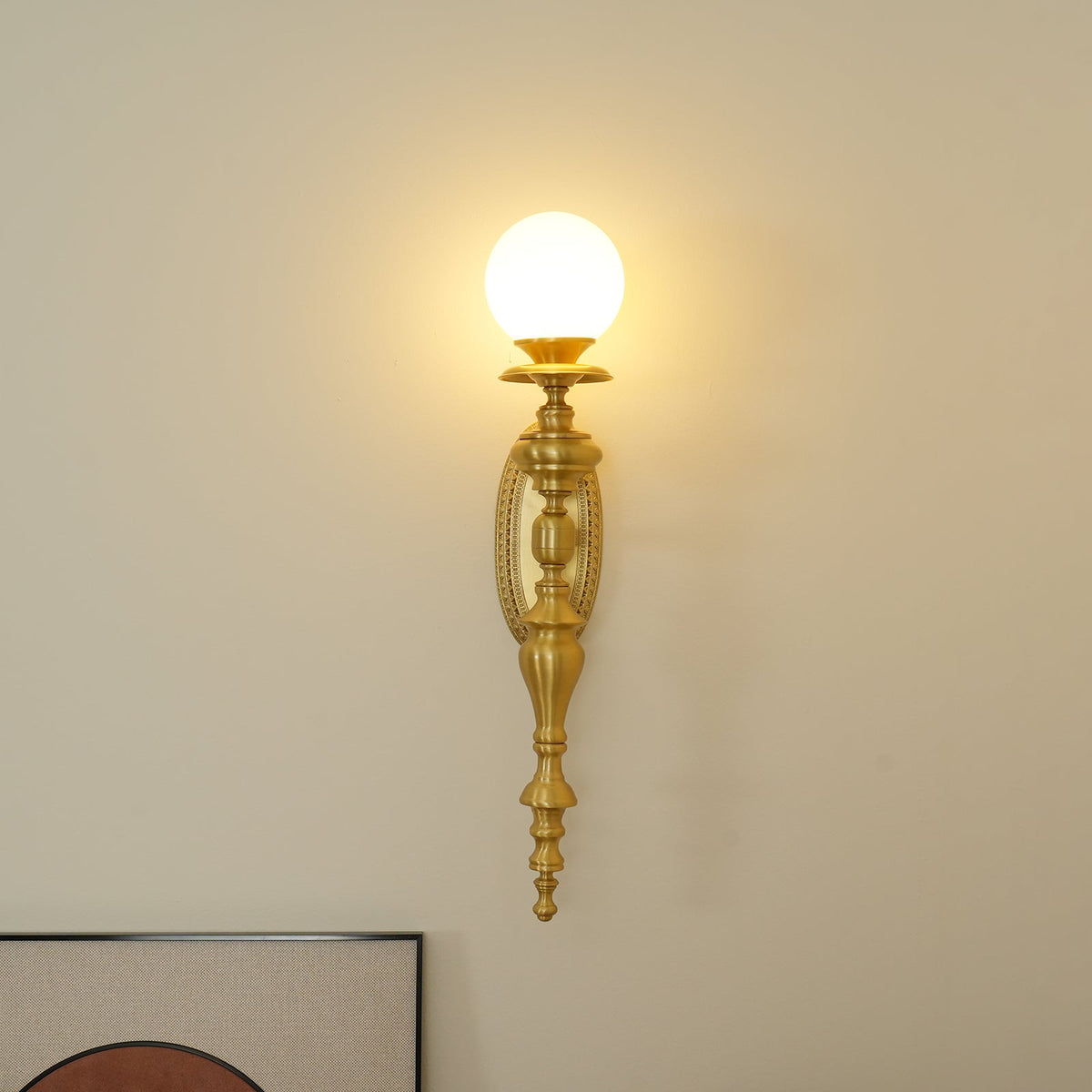 Lampada da parete corpo in ottone scolpito paralume sferico classico elegante