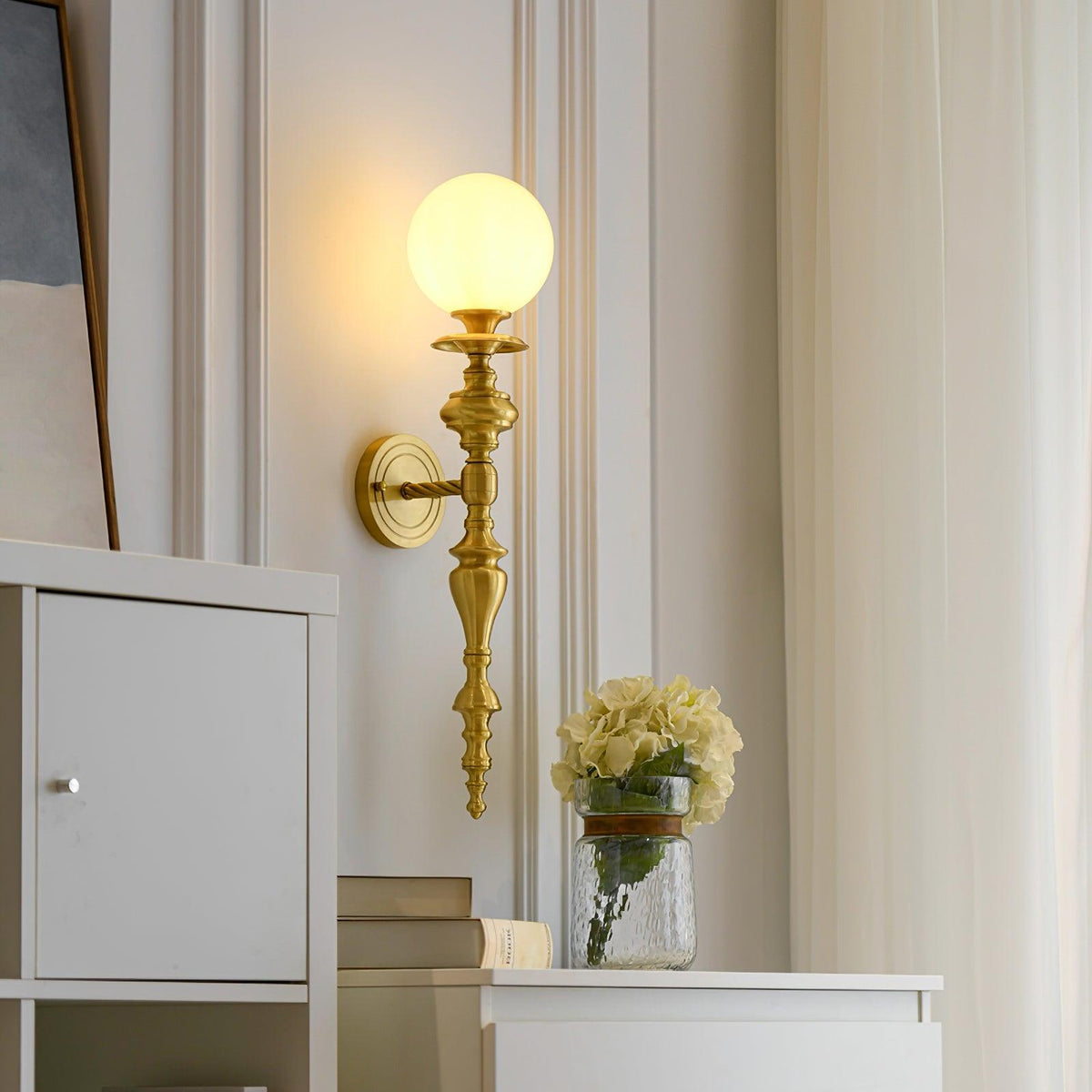 Lampada da parete corpo in ottone scolpito paralume sferico classico elegante