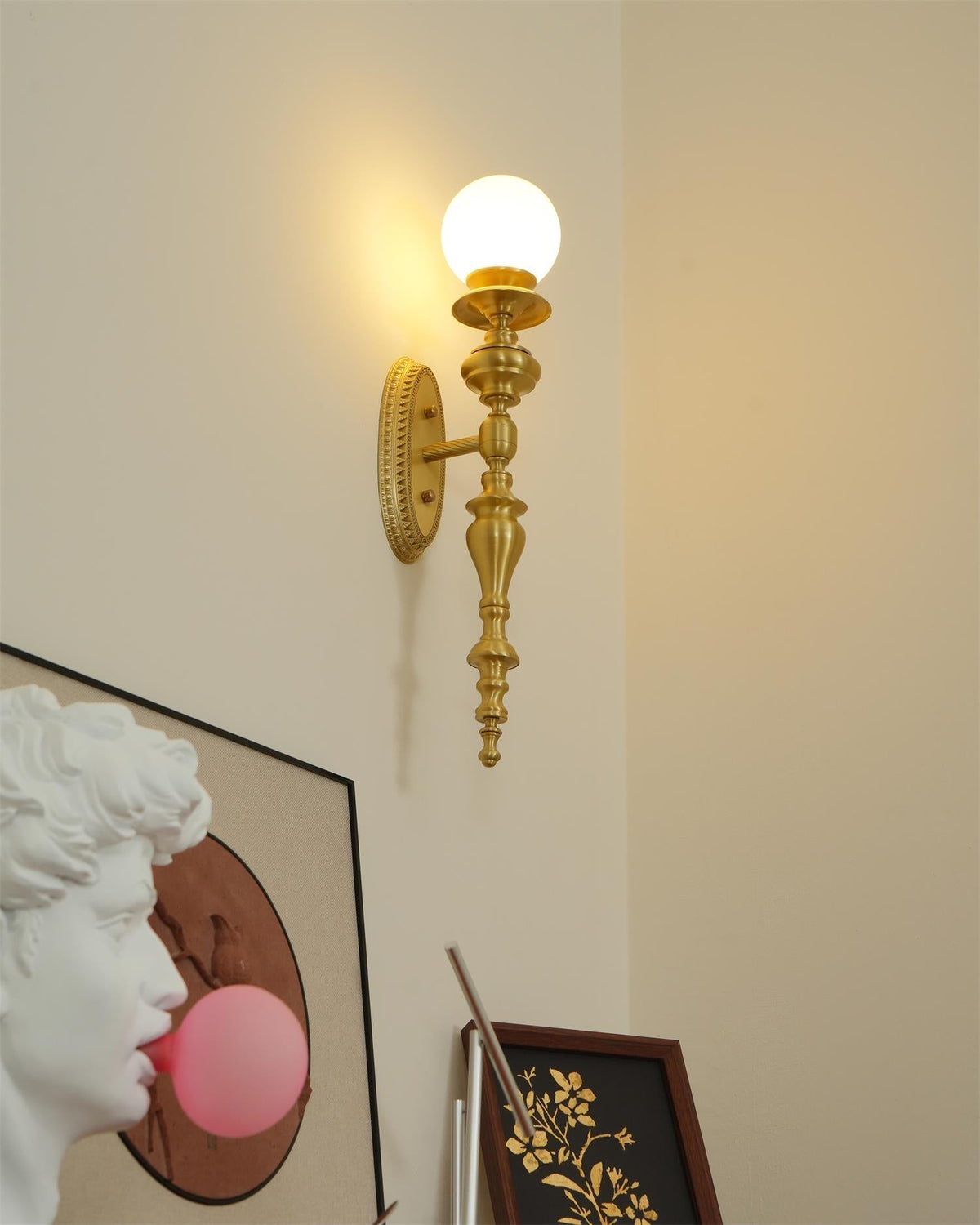 Lampada da parete corpo in ottone scolpito paralume sferico classico elegante