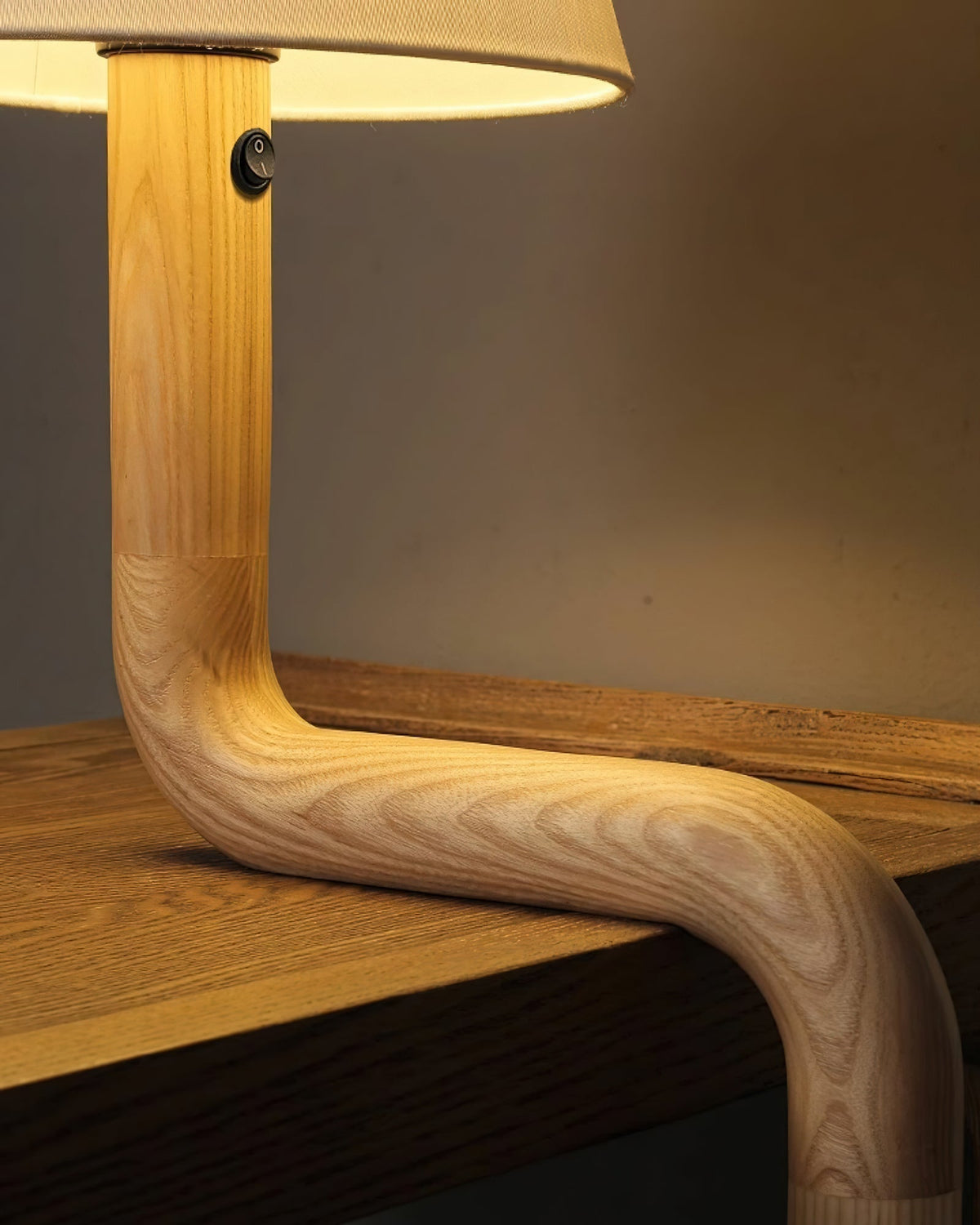 Syleielle lampada da tavolo in legno Curvo