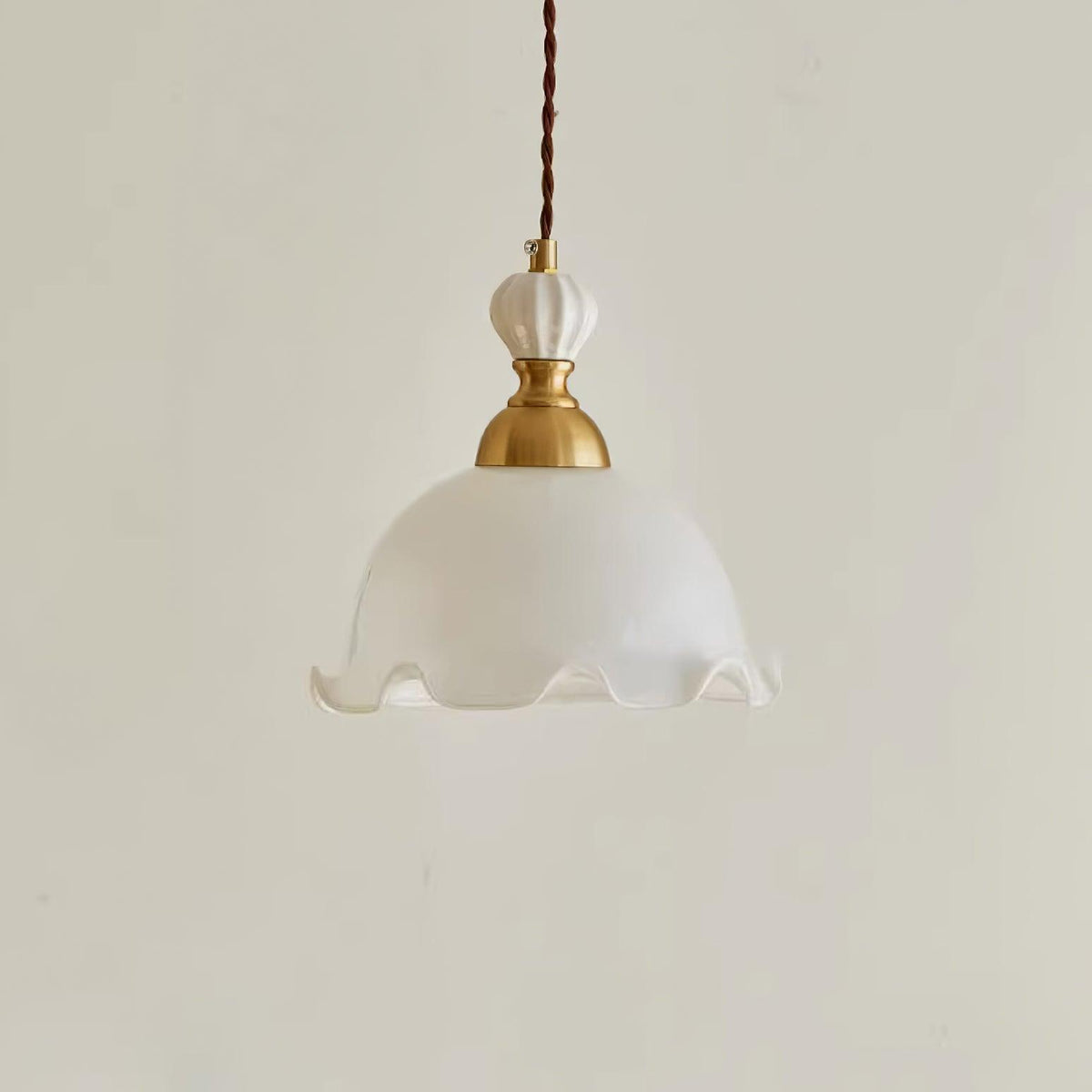 Lampada a sospensione con paralume in vetro dal bordo ondulato, luce morbida, stile vintage romantico