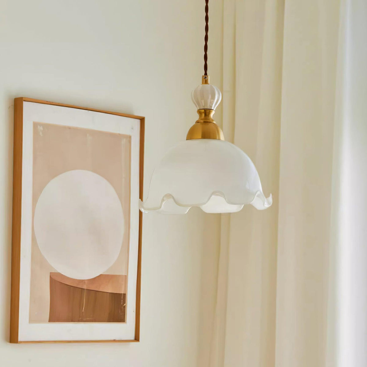 Lampada a sospensione con paralume in vetro dal bordo ondulato, luce morbida, stile vintage romantico
