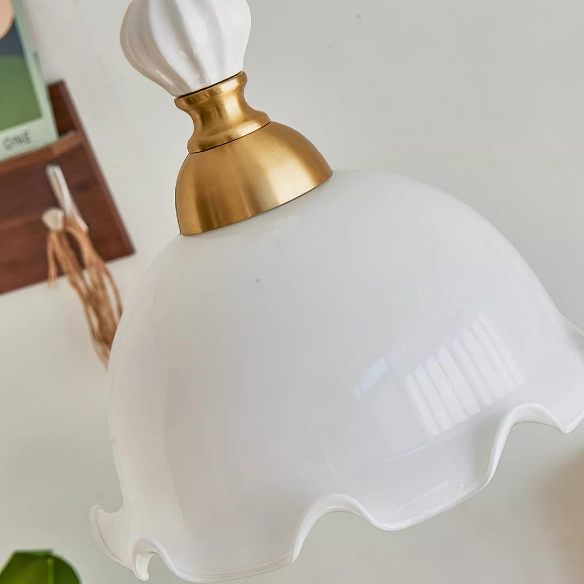 Lampada a sospensione con paralume in vetro dal bordo ondulato, luce morbida, stile vintage romantico
