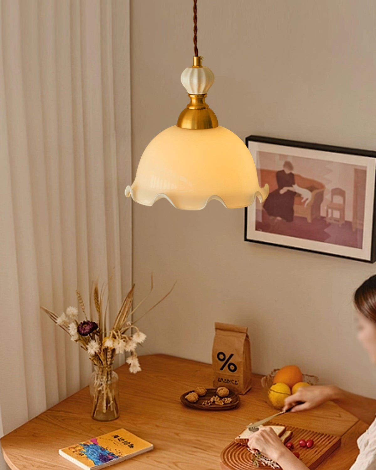 Lampada a sospensione con paralume in vetro dal bordo ondulato, luce morbida, stile vintage romantico