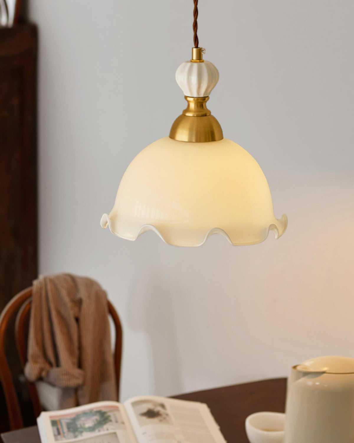 Lampada a sospensione con paralume in vetro dal bordo ondulato, luce morbida, stile vintage romantico