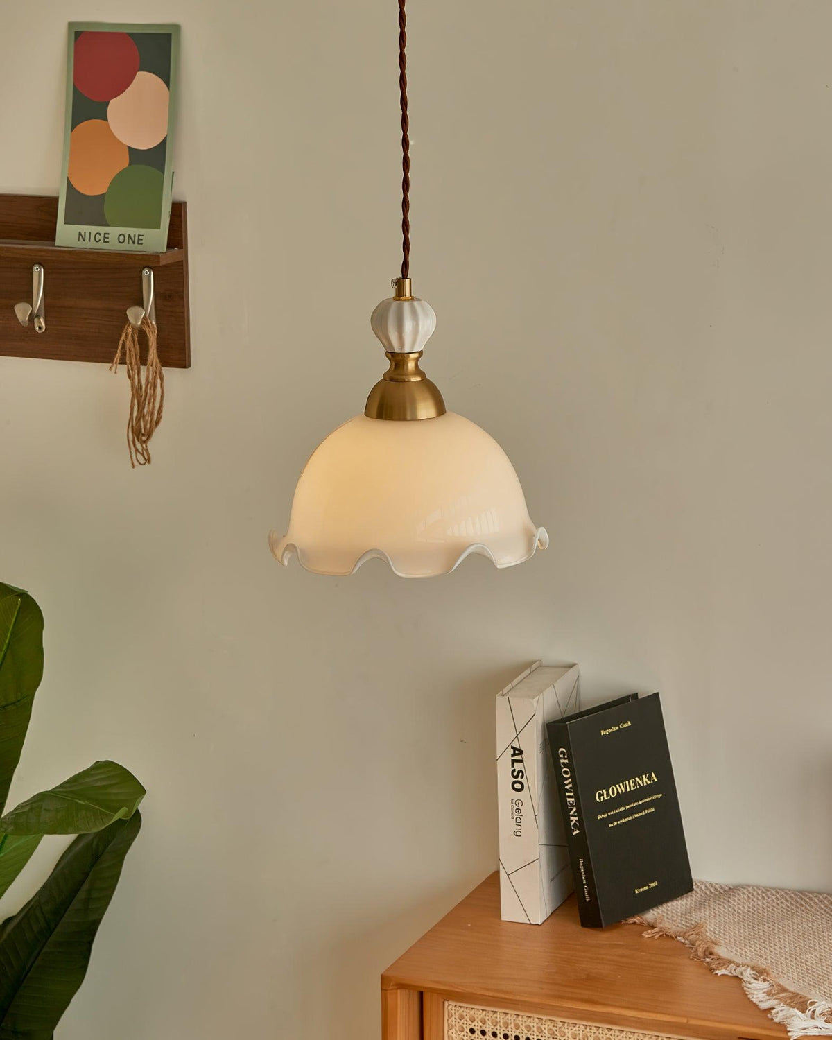 Lampada a sospensione con paralume in vetro dal bordo ondulato, luce morbida, stile vintage romantico