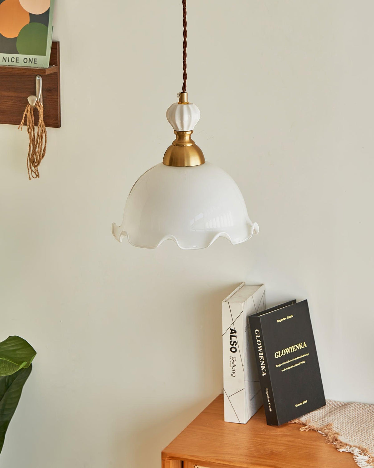 Lampada a sospensione con paralume in vetro dal bordo ondulato, luce morbida, stile vintage romantico