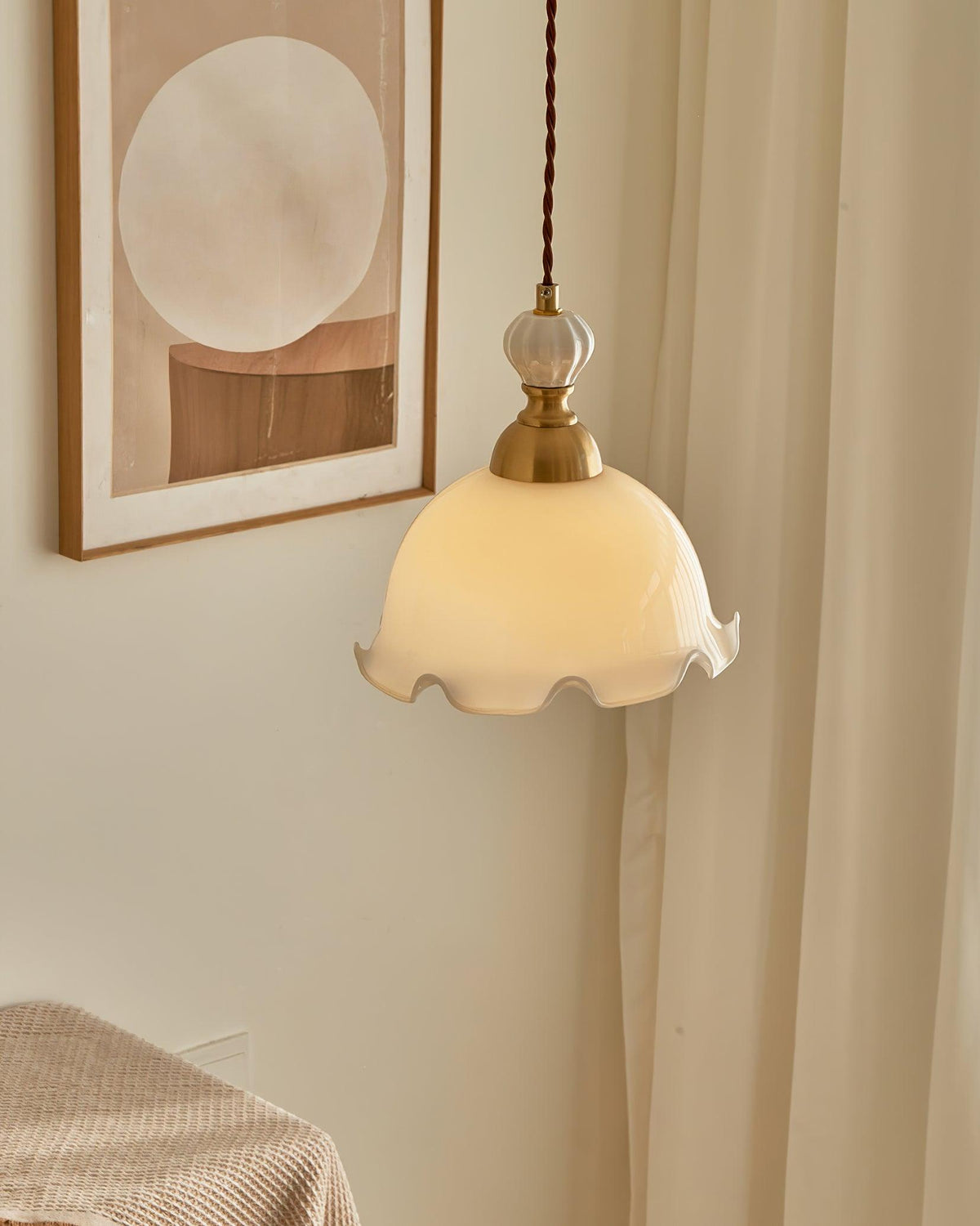 Lampada a sospensione con paralume in vetro dal bordo ondulato, luce morbida, stile vintage romantico