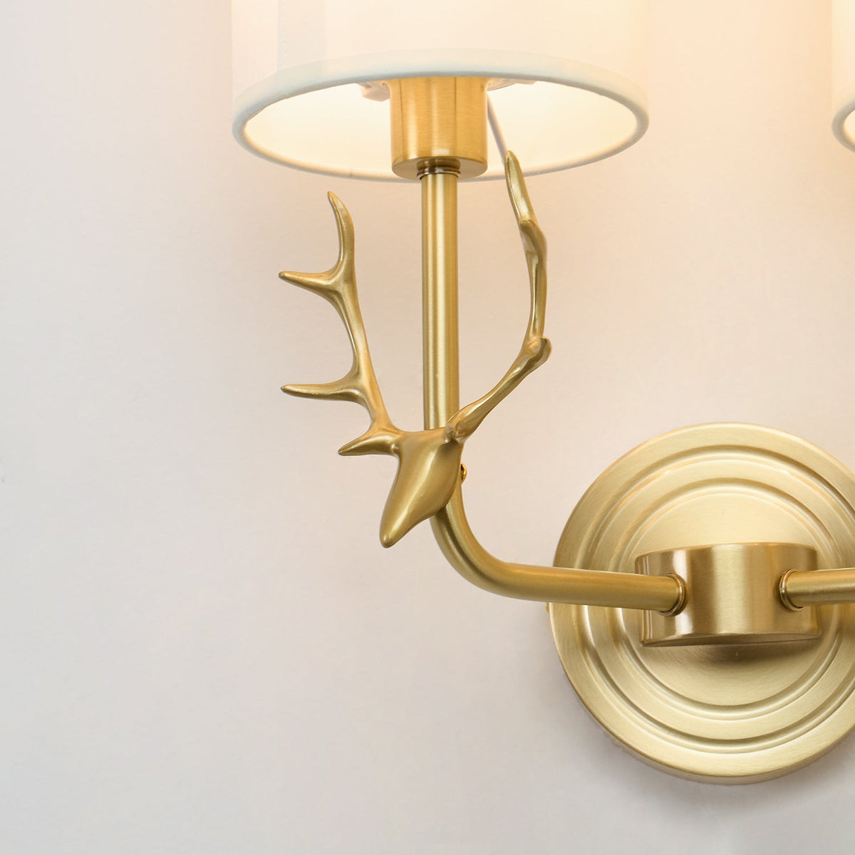 Auriviella Elegance lampada da parete a testa di cervo in ottone