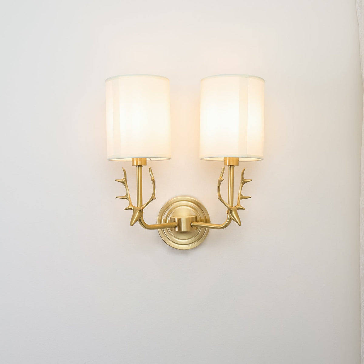 Auriviella Elegance lampada da parete a testa di cervo in ottone