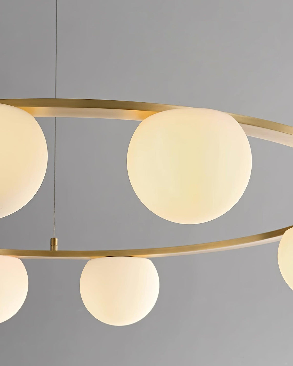 Lampadario globi in vetro Anello Metallico Finitura Oro moderna in metallo