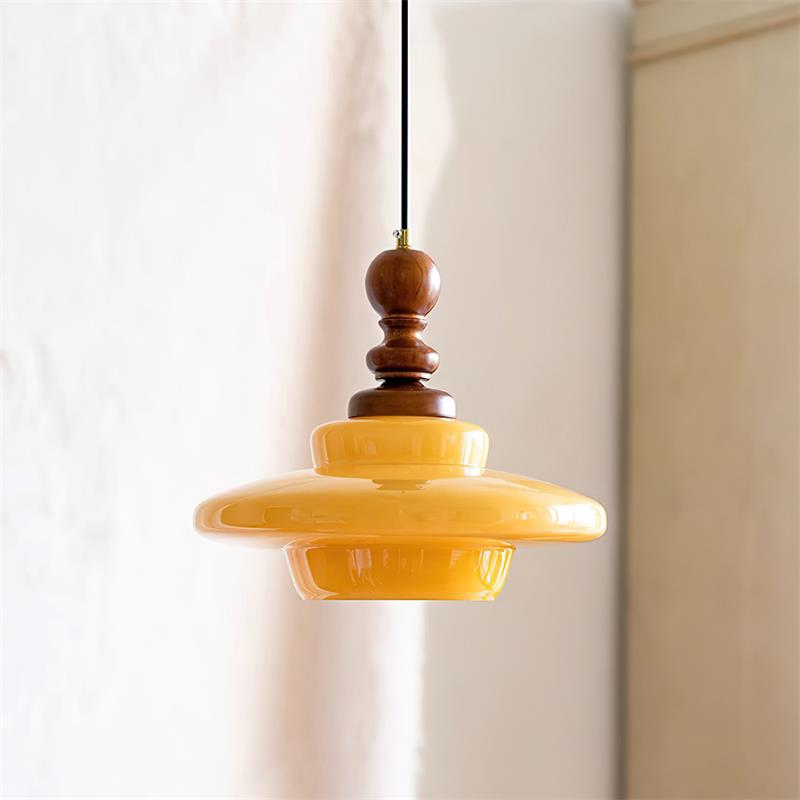 Lampada a sospensione in vetro giallo con dettagli in legno noce stile retrò