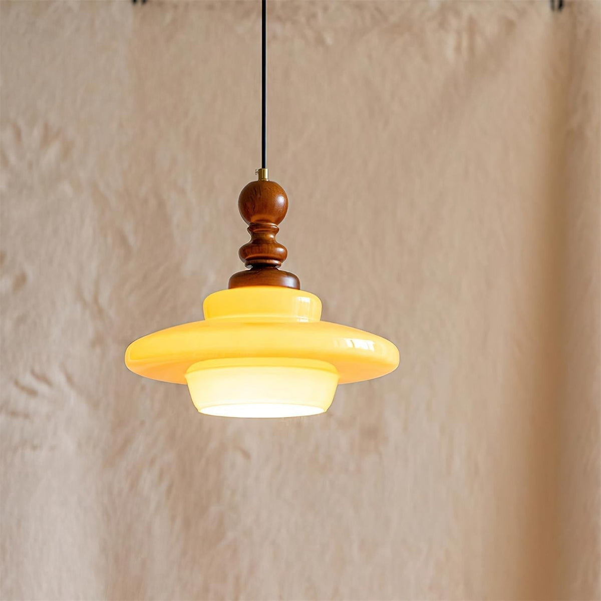 Lampada a sospensione in vetro giallo con dettagli in legno noce stile retrò