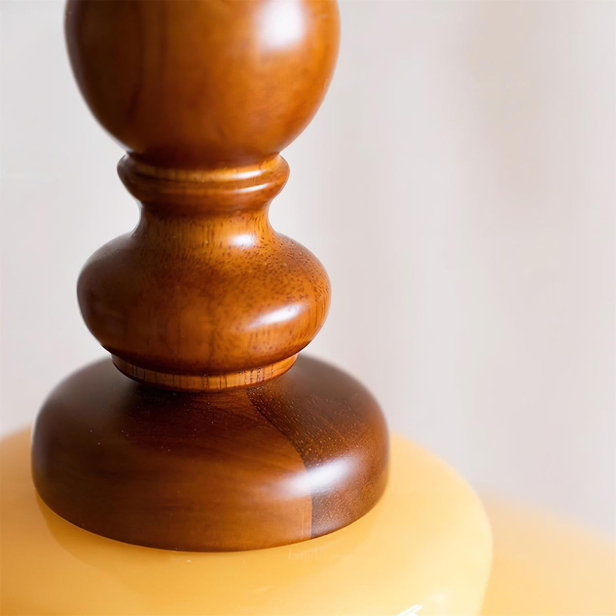 Lampada a sospensione in vetro giallo con dettagli in legno noce stile retrò