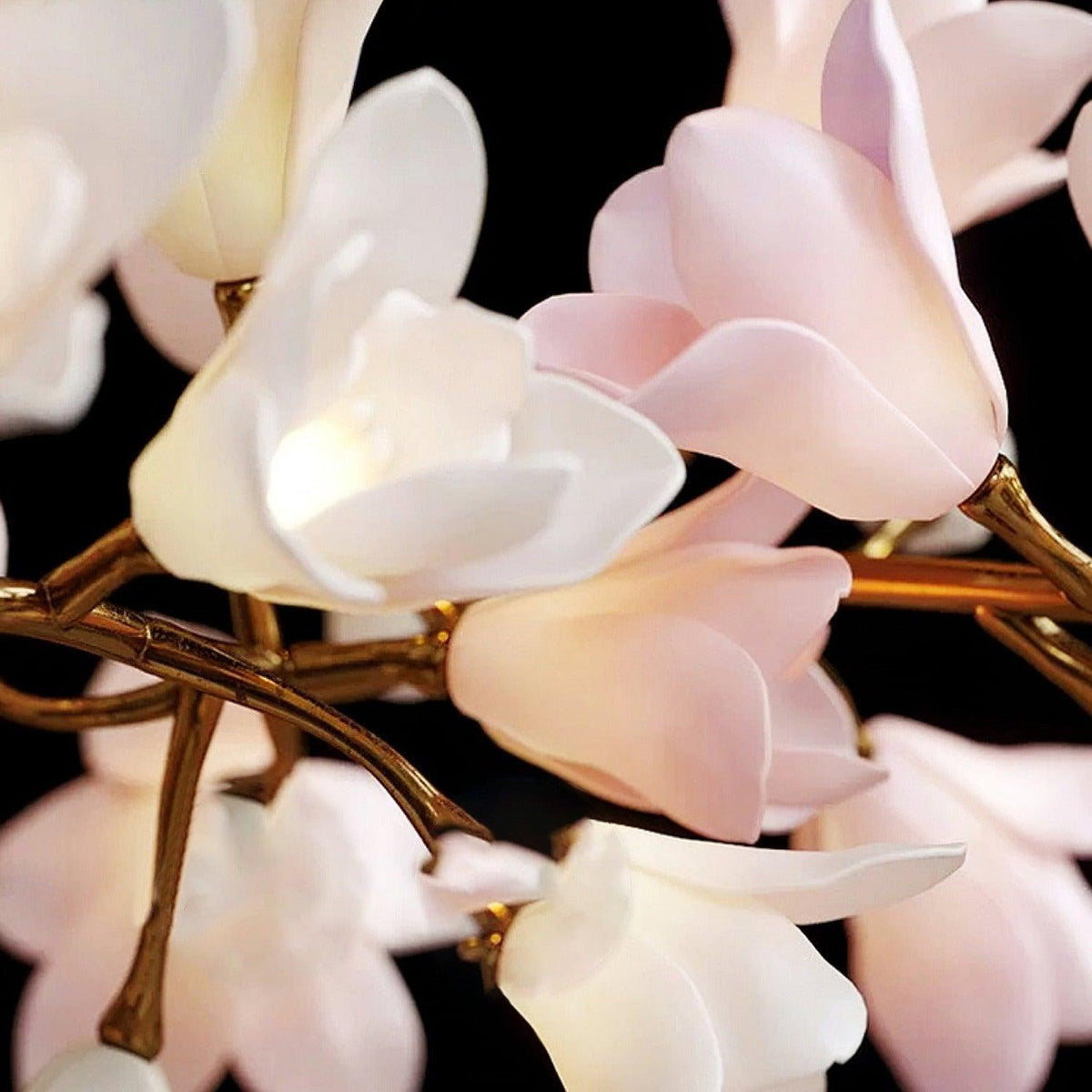 Elemu lampadario in ottone con fiori in Ceramica Rosa