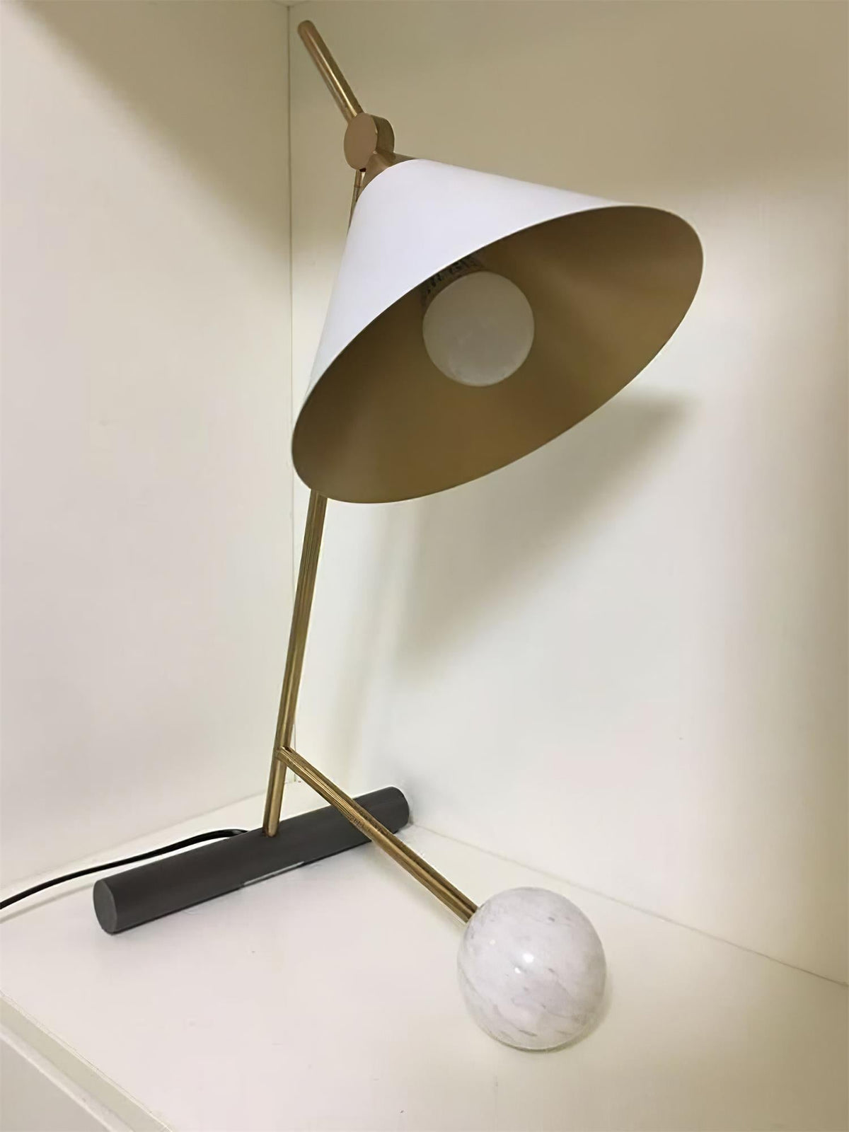 Avelo lampada da tavolo Geometrica in marmo