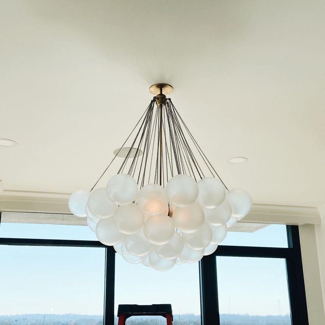Lustra Lux Lampadario con Bolle in Vetro Satinato - Relic Pieces