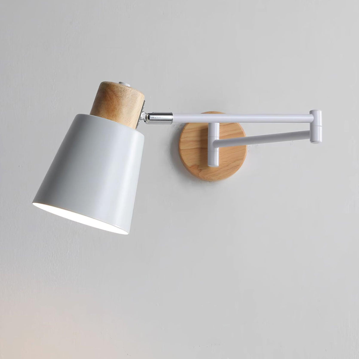 Lampada da parete Braccio Regolabile Paralume a Cono Base in legno Studio moderno
