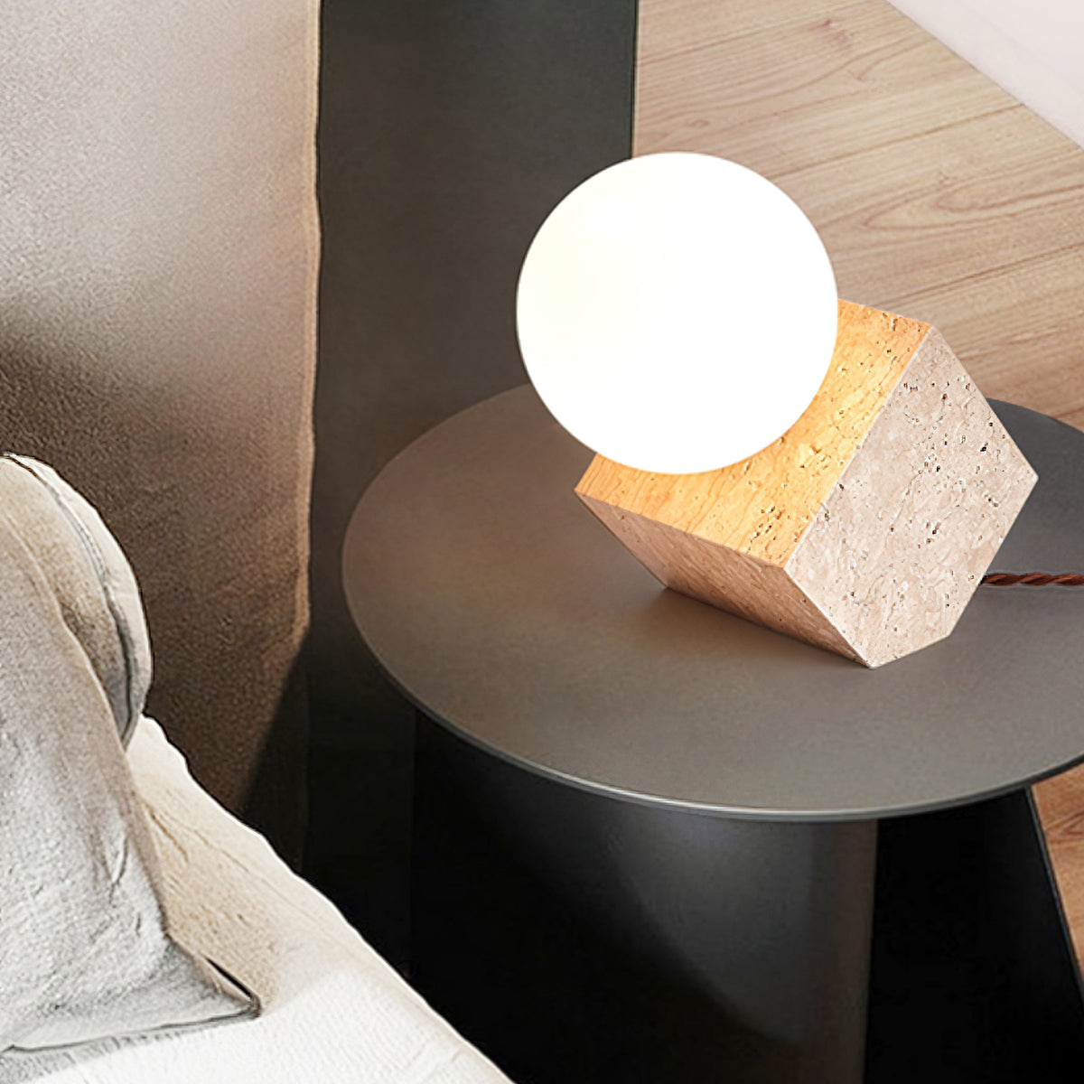 Rolt lampada da tavolo in travertino giallo geometrico