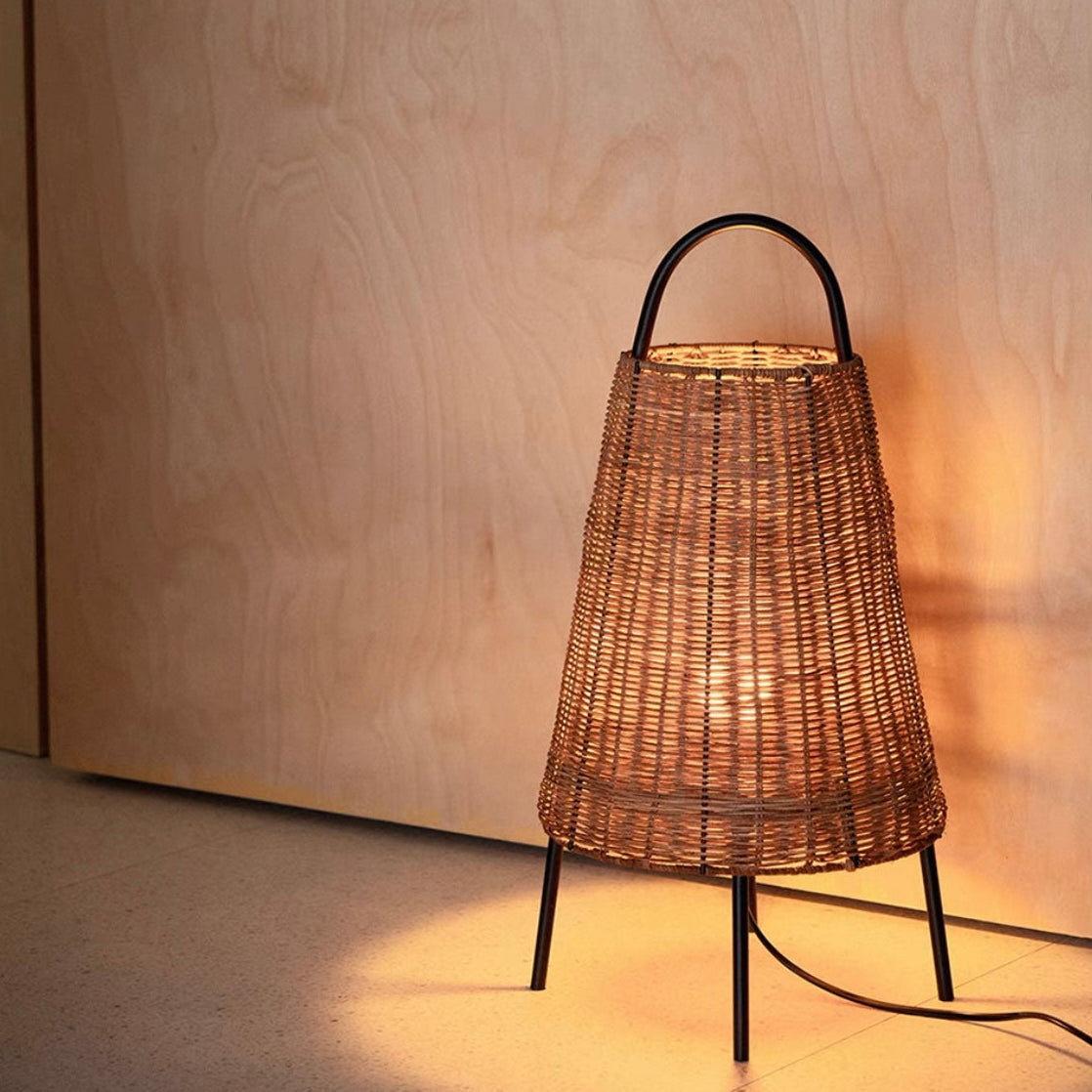 Ravora lampada da tavolo in rattan naturale stile costiero