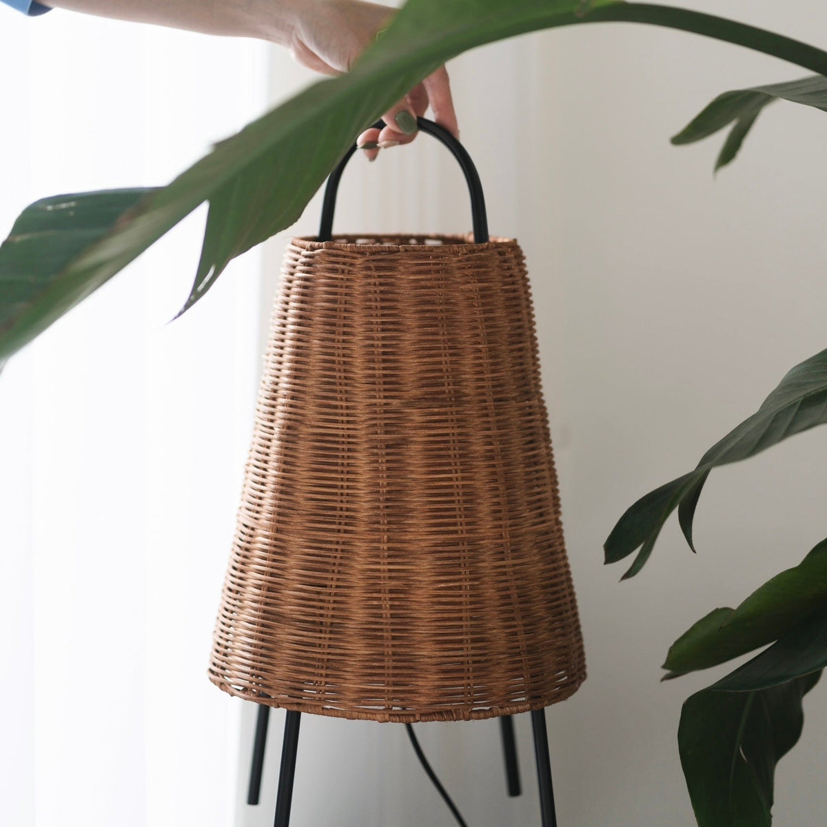 Ravora lampada da tavolo in rattan naturale stile costiero