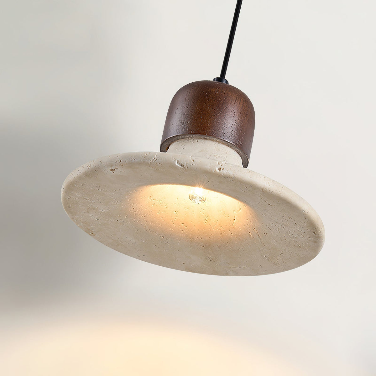 Serinise lampada a sospensione forma tromba in travertino