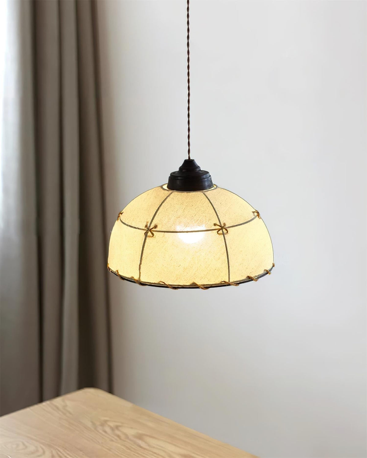 Lampada a sospensione con paralume in tessuto a cupola, stile vintage minimalista, luce morbida
