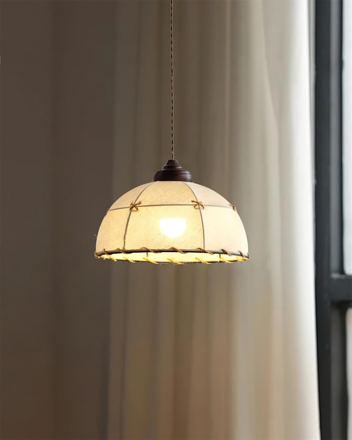 Lampada a sospensione con paralume in tessuto a cupola, stile vintage minimalista, luce morbida