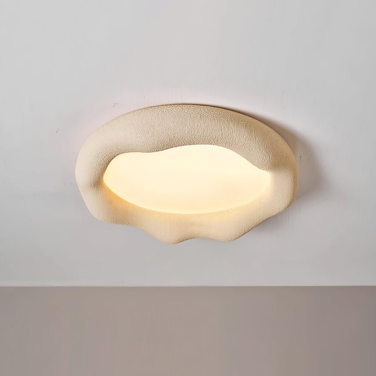 Lampada da soffitto in resina organica e fibra di vetro color beige
