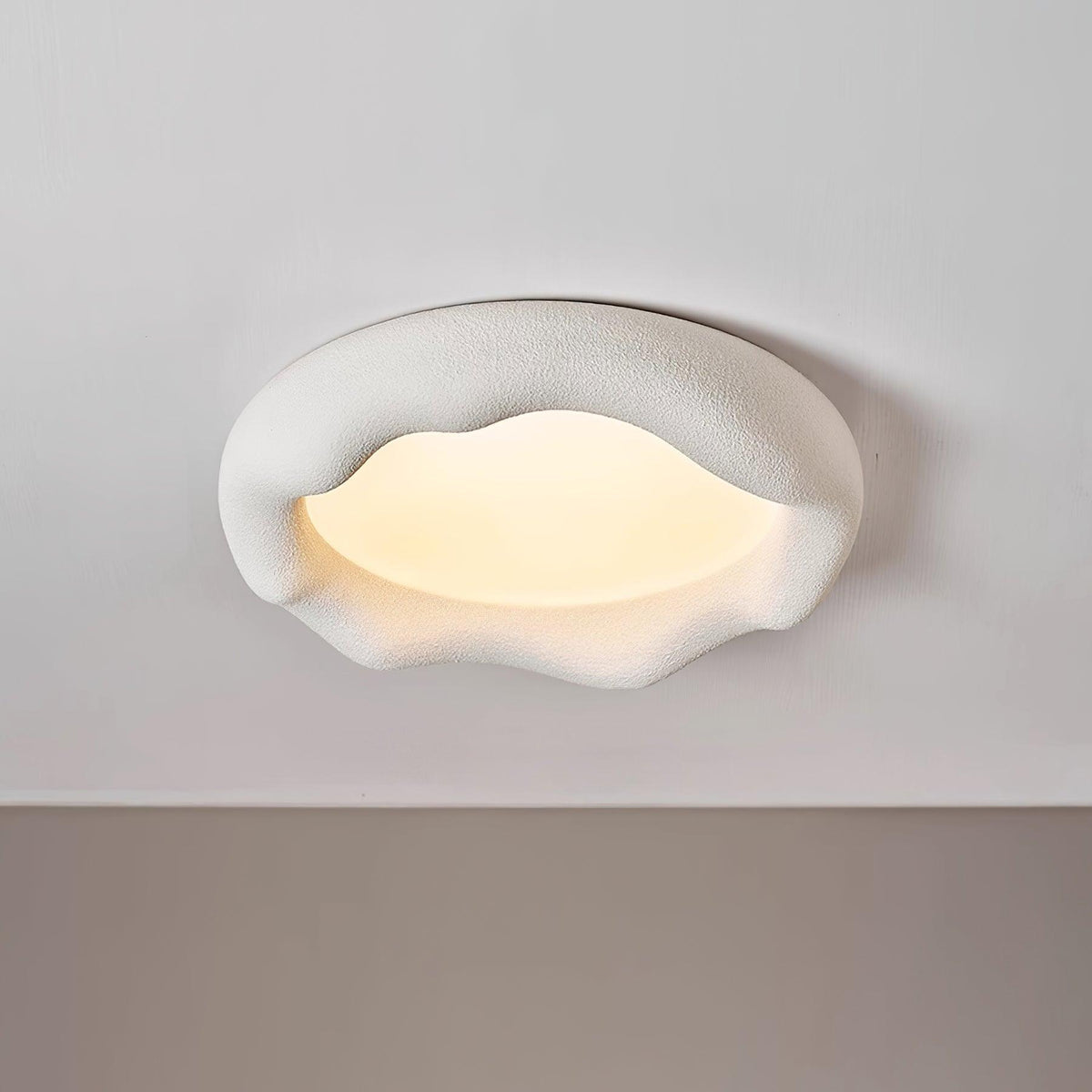 Lampada da soffitto in resina organica e fibra di vetro color beige