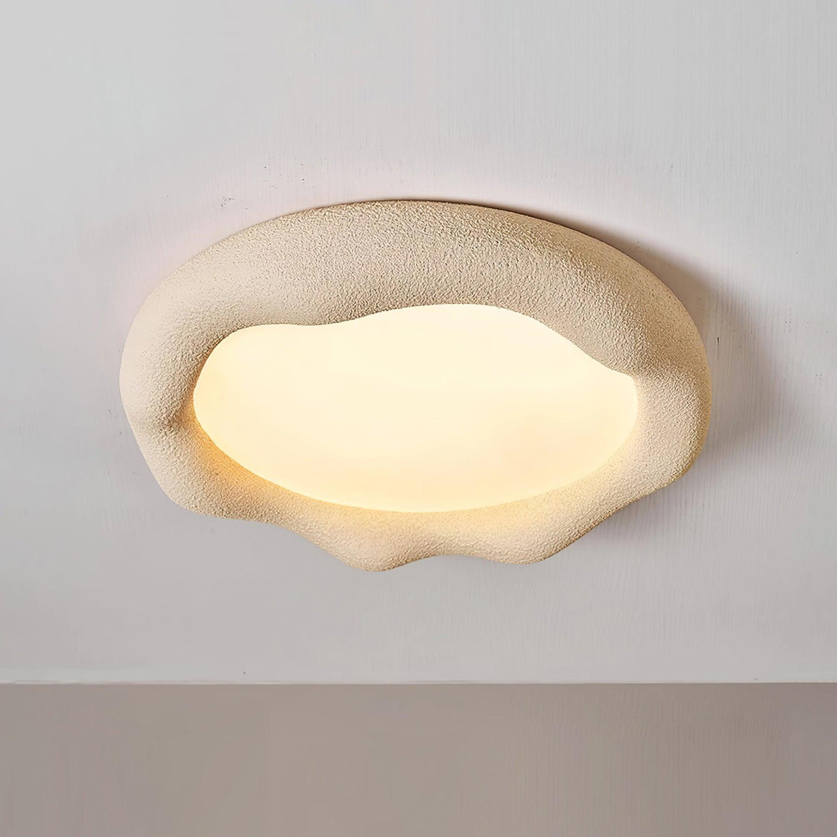 Lampada da soffitto in resina organica e fibra di vetro color beige