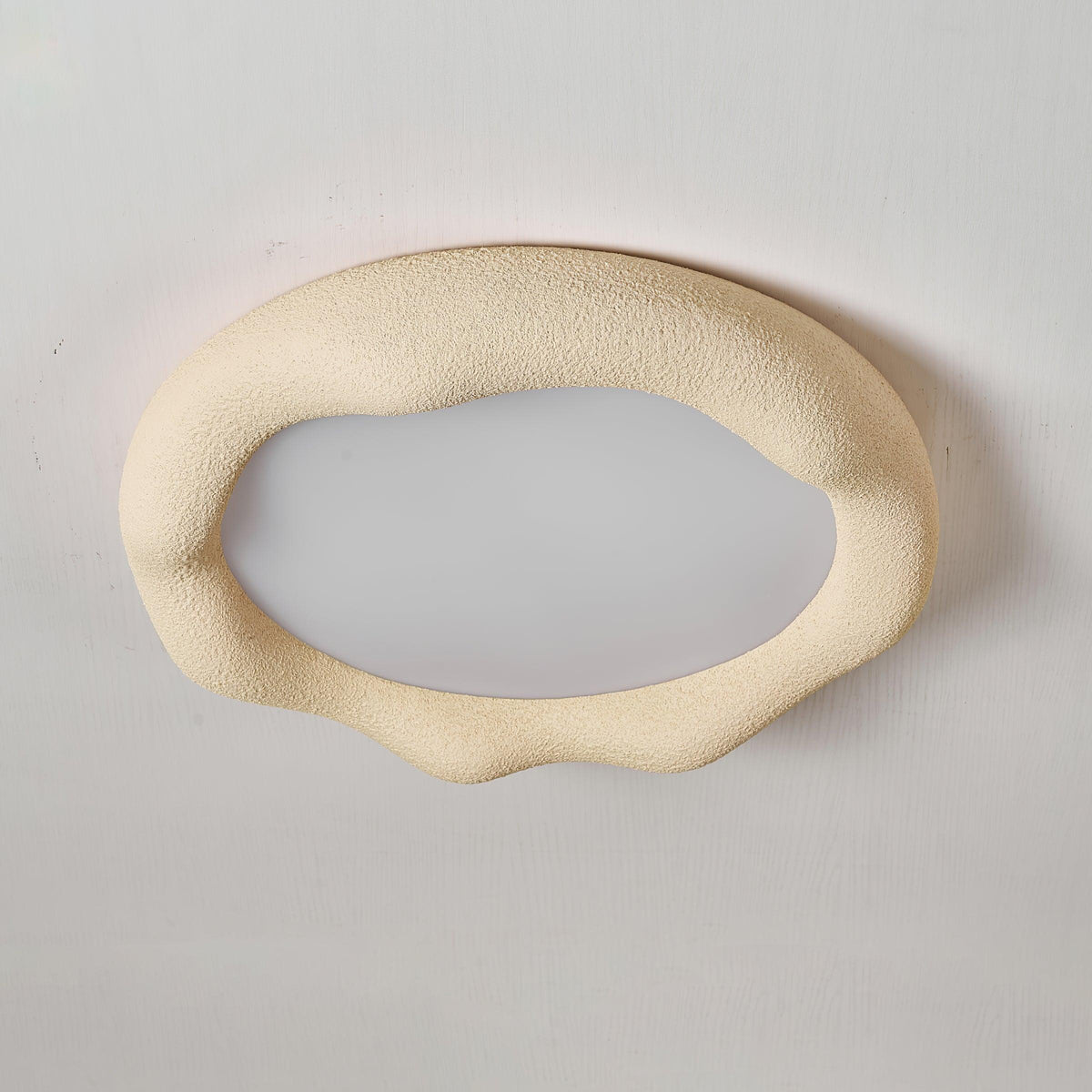 Lampada da soffitto in resina organica e fibra di vetro color beige