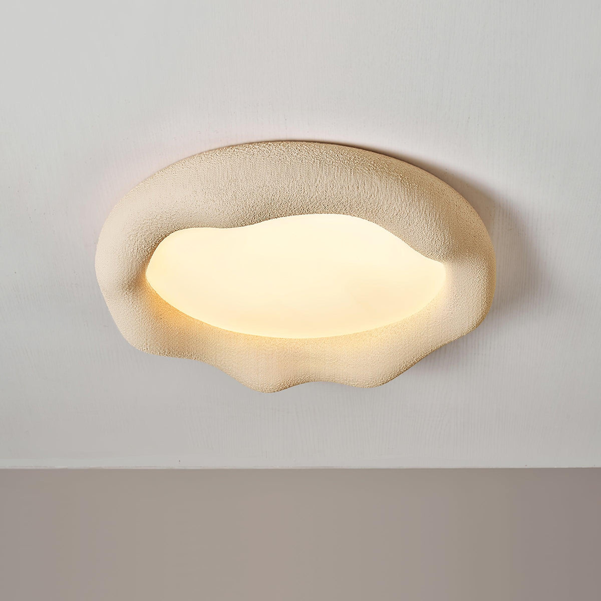 Lampada da soffitto in resina organica e fibra di vetro color beige