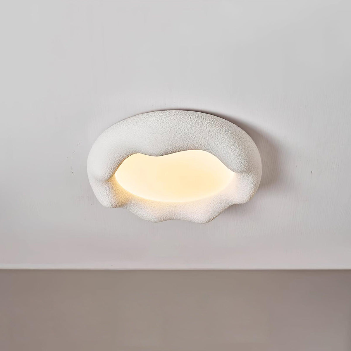 Lampada da soffitto in resina organica e fibra di vetro color beige