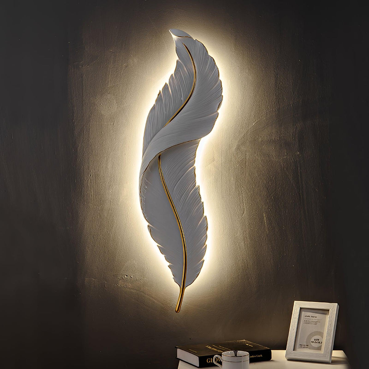 Arvess lampada da parete in resina Individual Creativity Feather