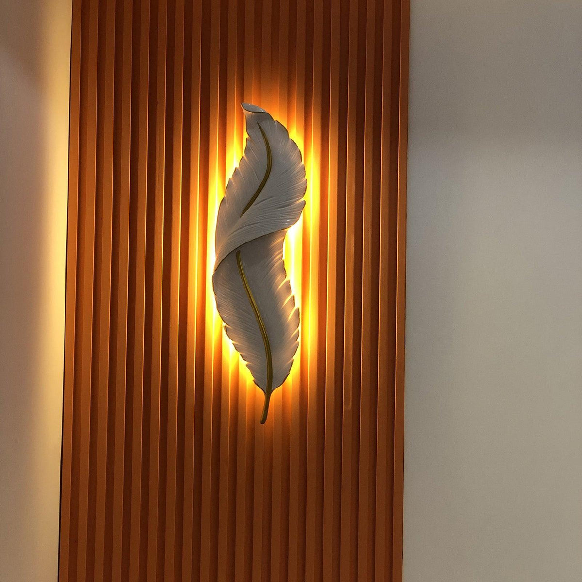 Arvess lampada da parete in resina Individual Creativity Feather