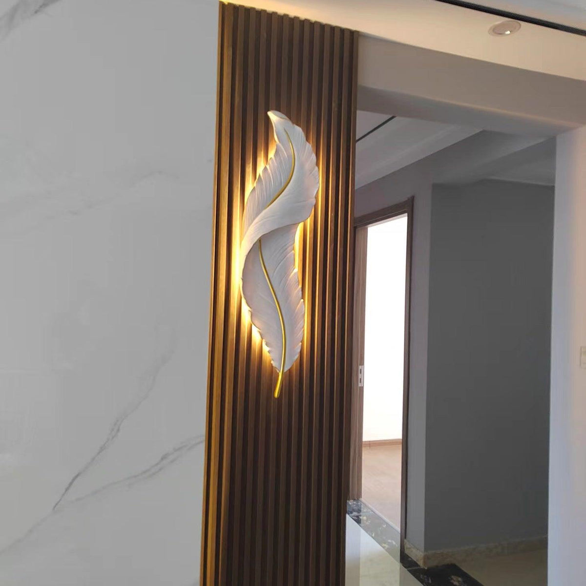 Arvess lampada da parete in resina Individual Creativity Feather