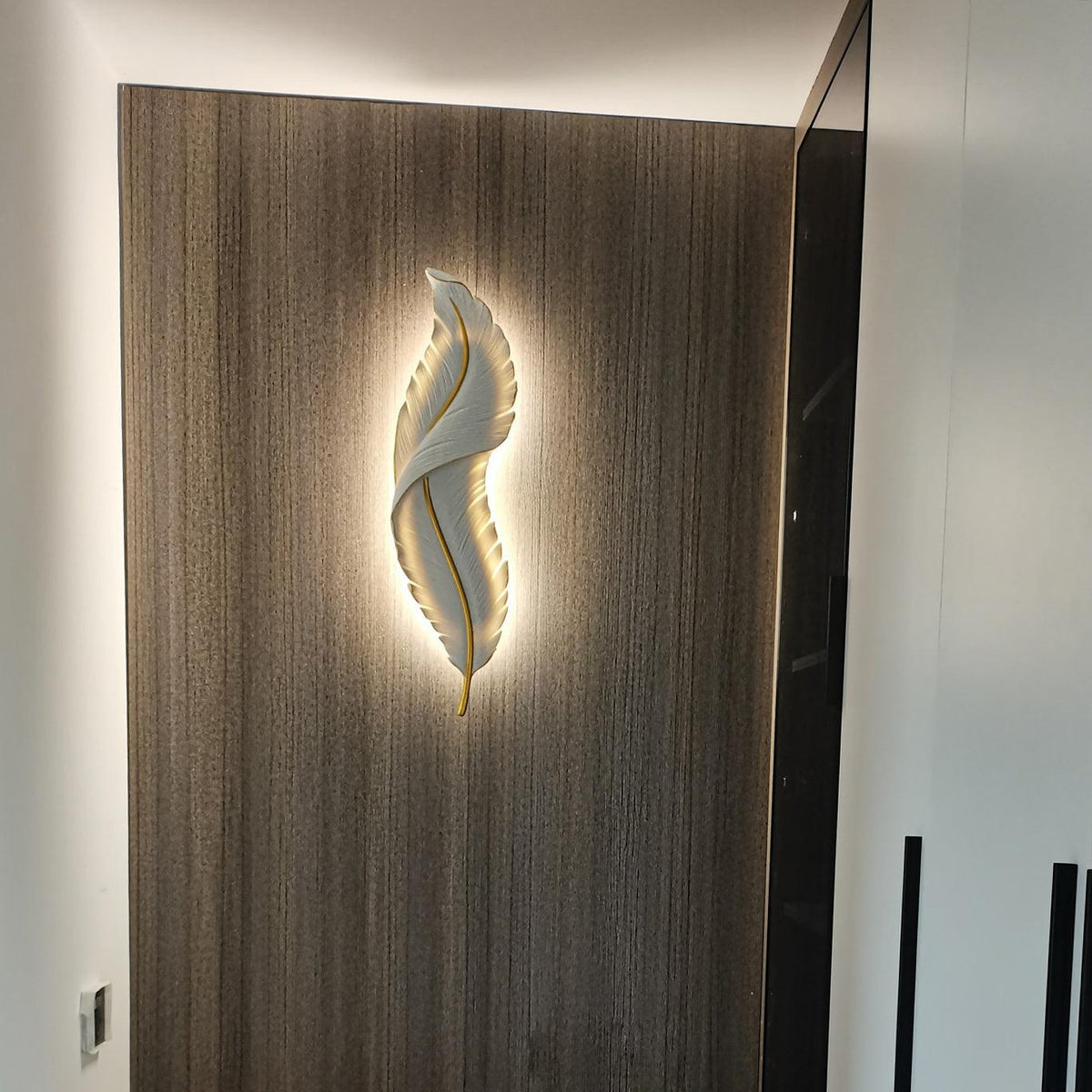 Arvess lampada da parete in resina Individual Creativity Feather