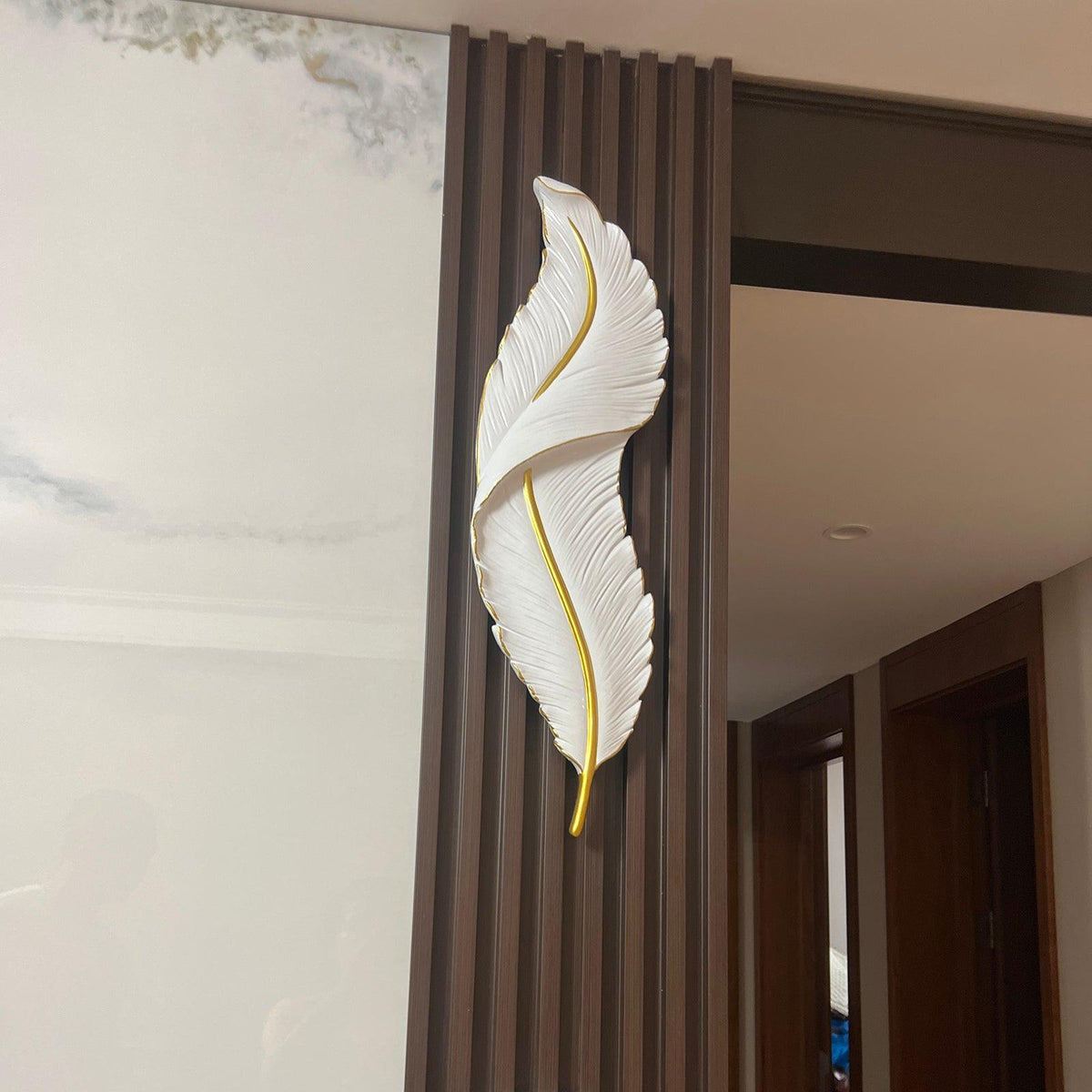 Arvess lampada da parete in resina Individual Creativity Feather