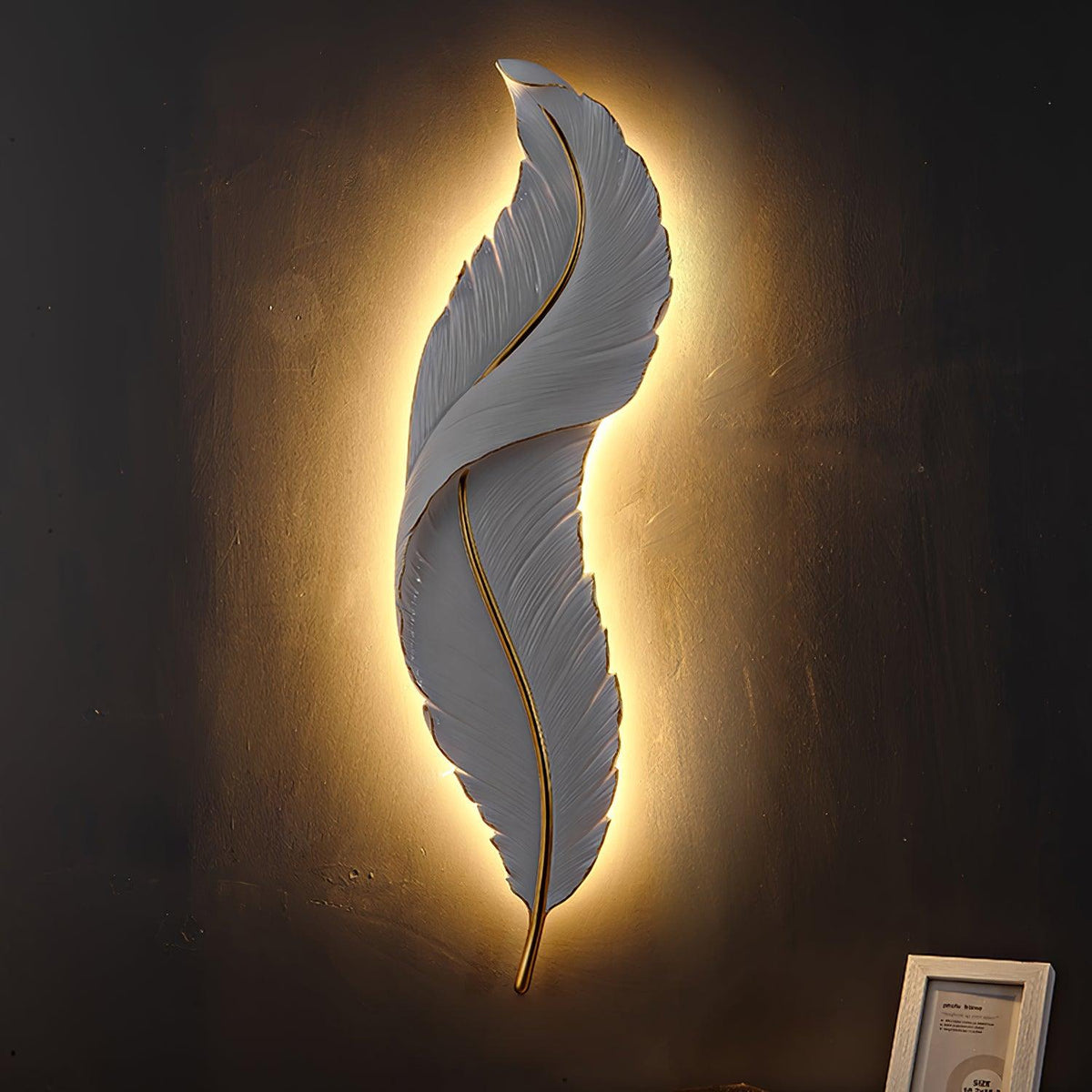 Arvess lampada da parete in resina Individual Creativity Feather