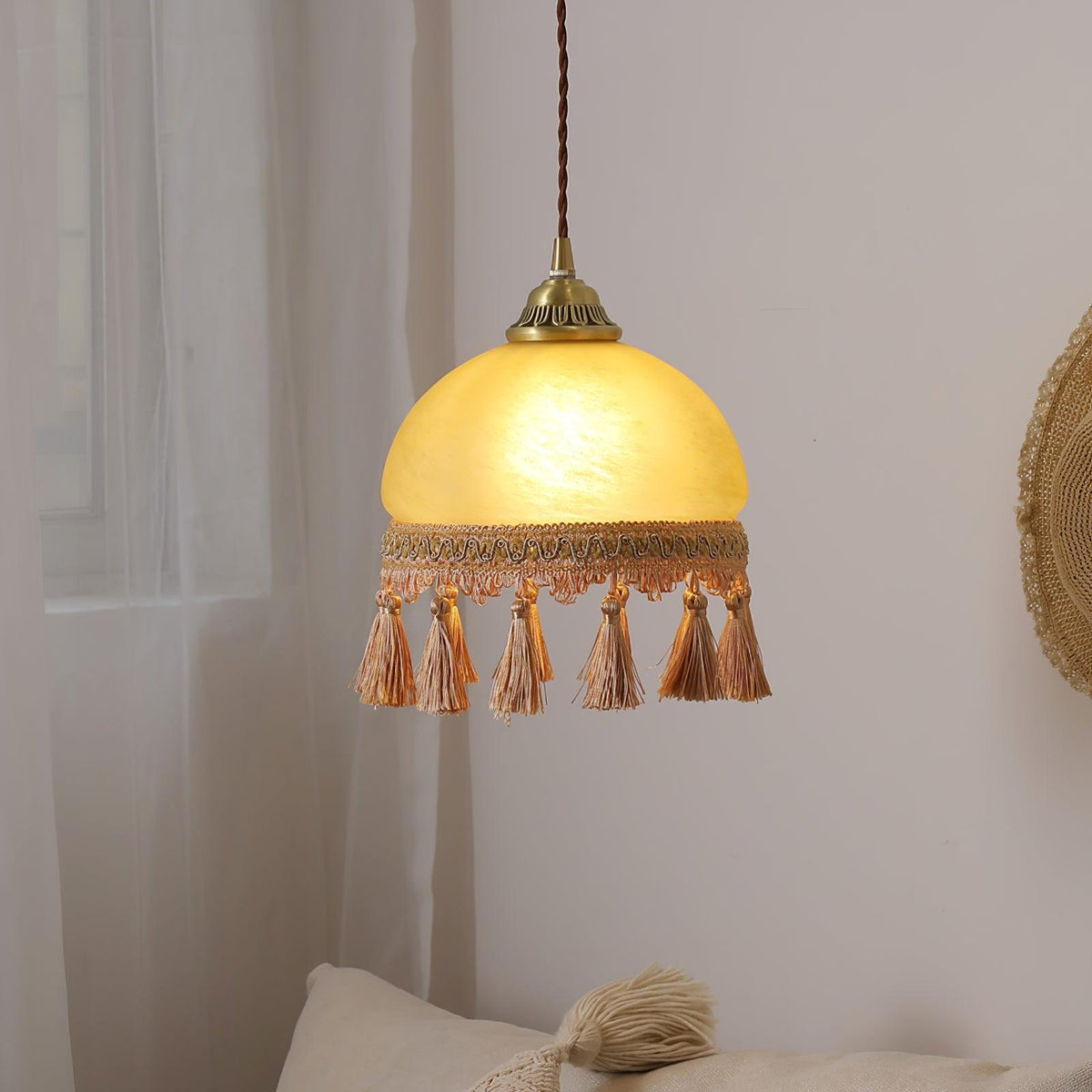 Sycaran lampada a sospensione in tessuto con frange stile francese e rosone in ottone in vetro