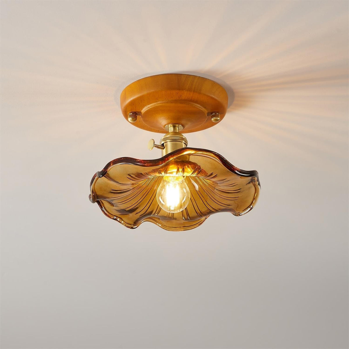 Lampada da soffitto con rosone in legno e paralume in vetro e ottone, stile vintage floreale country